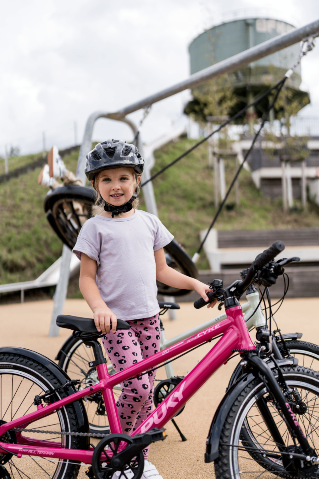 Pige med PUKY-cykel
