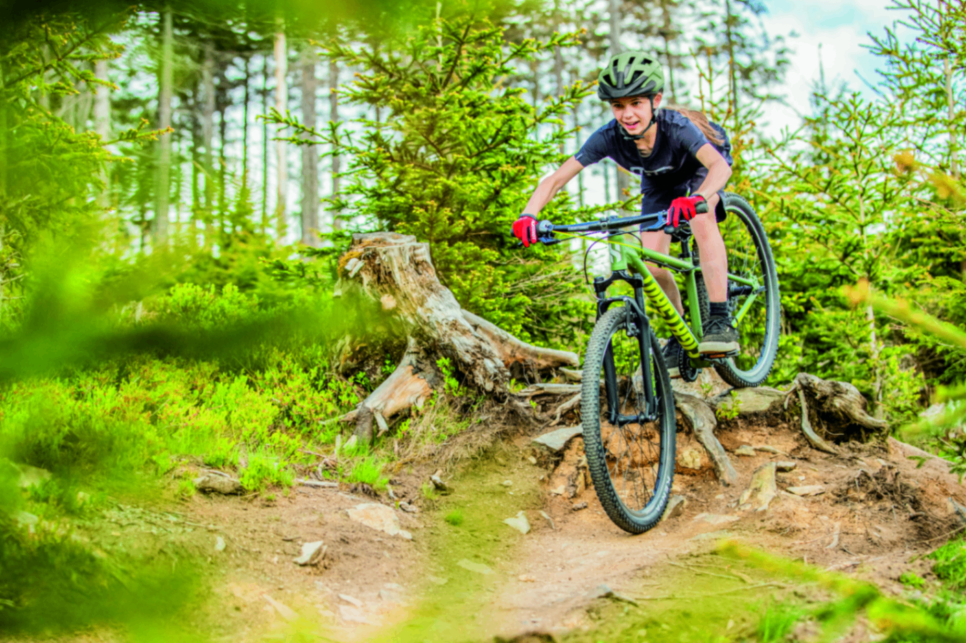 Ung rytter på Eightshot MTB i skovspor