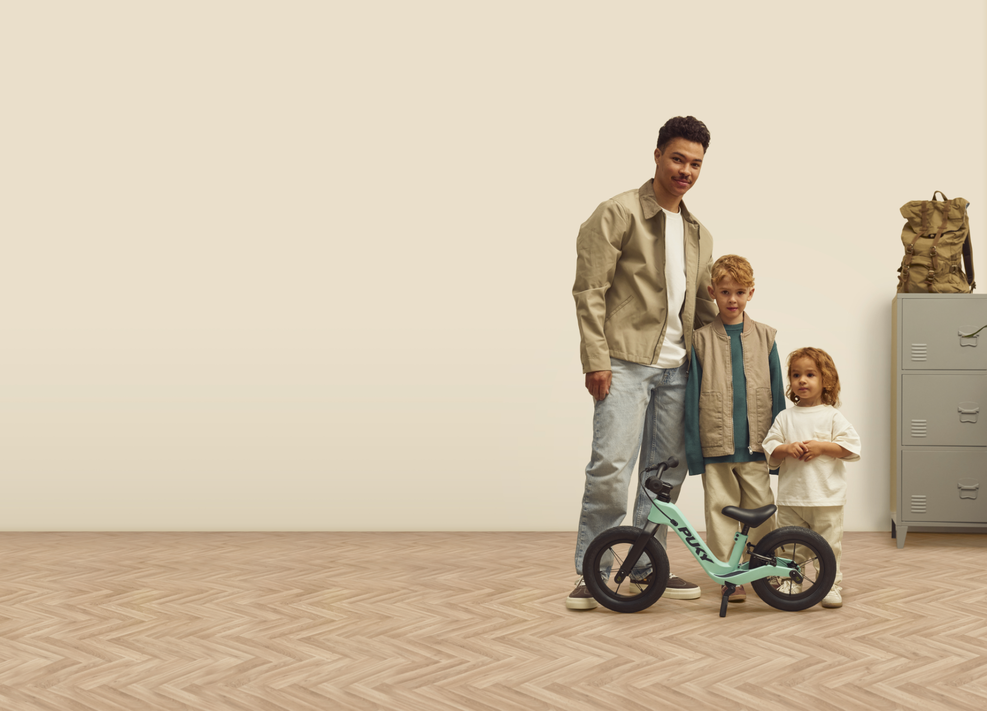 PUKY-familie sammen med cykler i naturen