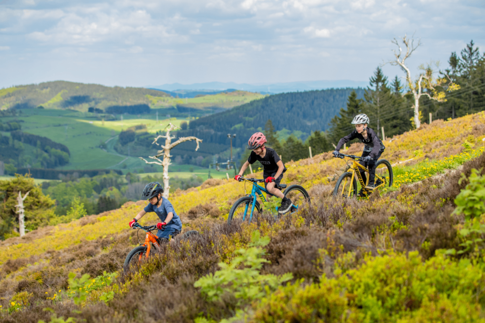 Tre Eightshot mountainbikes på en bjergryg